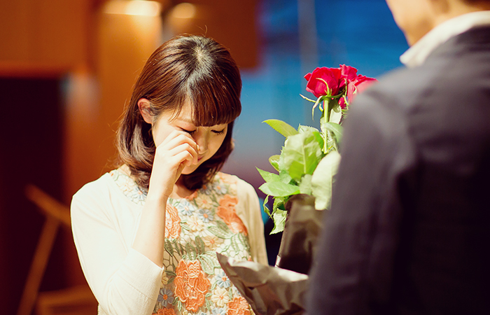 「えっ、なになに…」花束を抱え現れた僕に驚きの表情を浮かべる彼女。「僕と結婚してください」少しの沈黙の後、彼女は小さく頷いた。一生の一度の忘れる事のない感動のプロポーズをここで